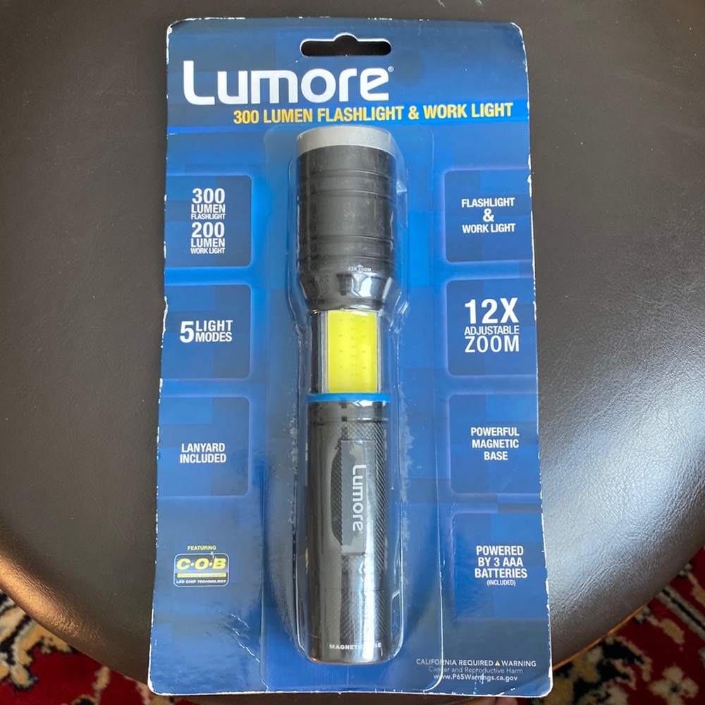 Lumore NIB 300 Lumen Flashlight Work Light 5 Light Modes 12x Adjustable Zoom